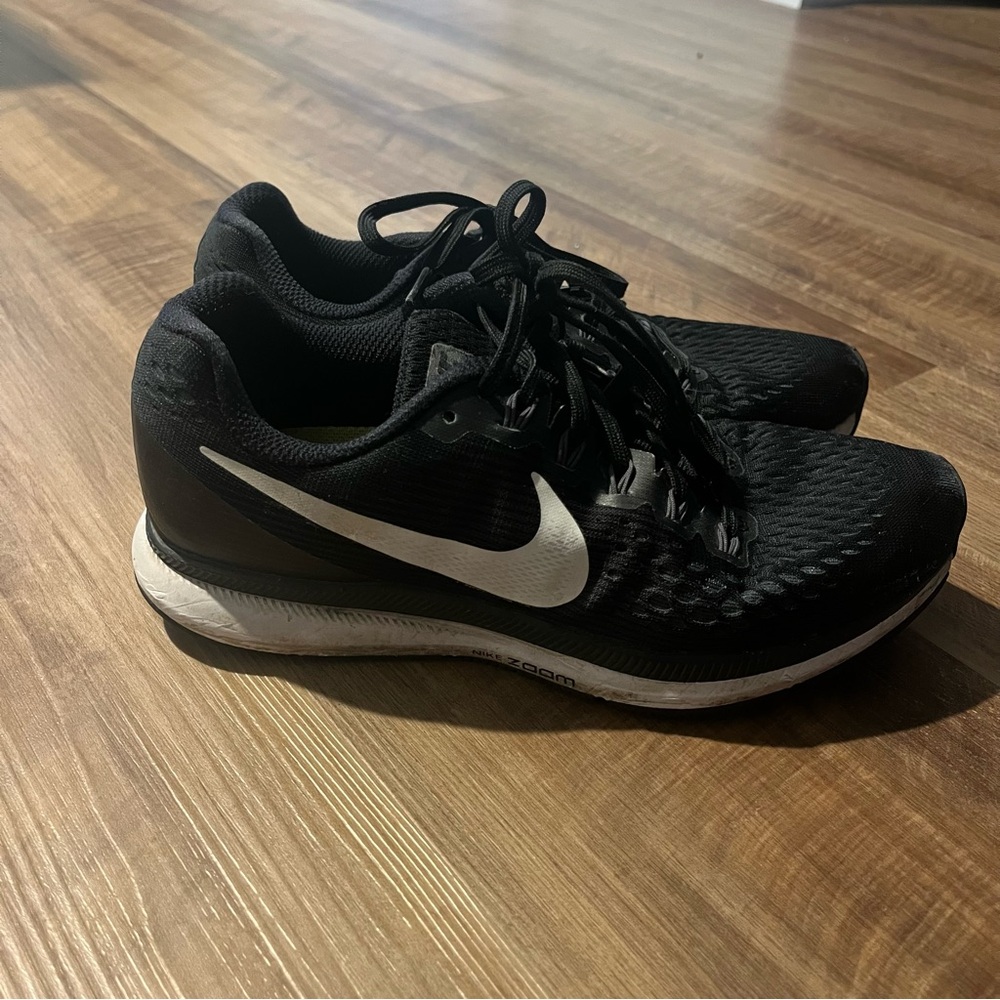 Women’s Nike Zoom Sneakers Black and White - Size 7.5